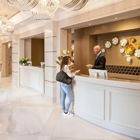 Dei Fiori Restaurant - Meeting & ホテル 3*